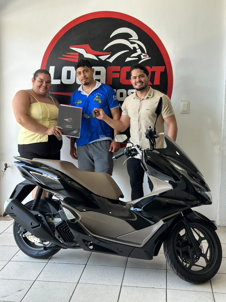 Cliente na entrega de uma Honda PCX