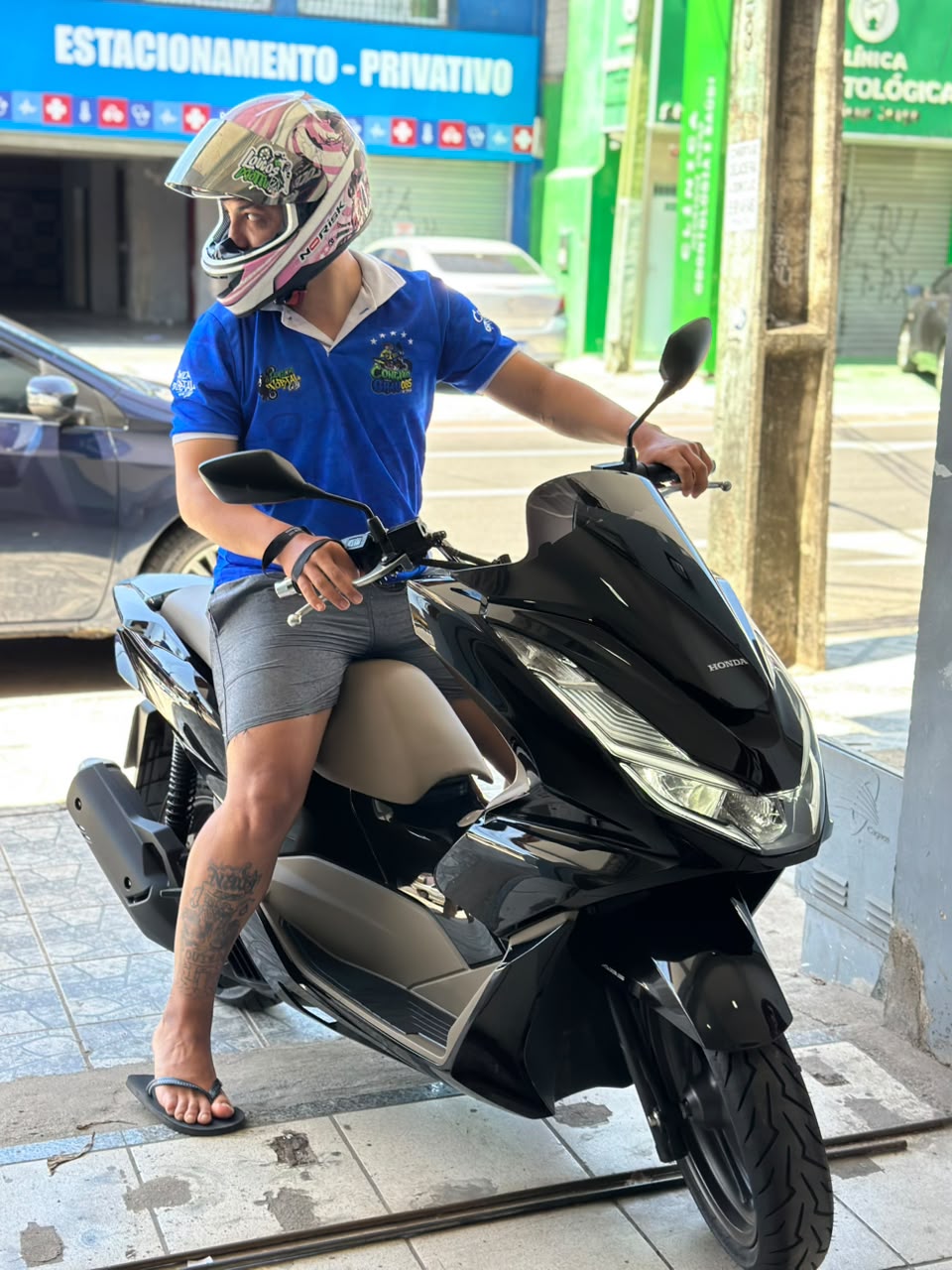 Honda PCX preta da Locafort